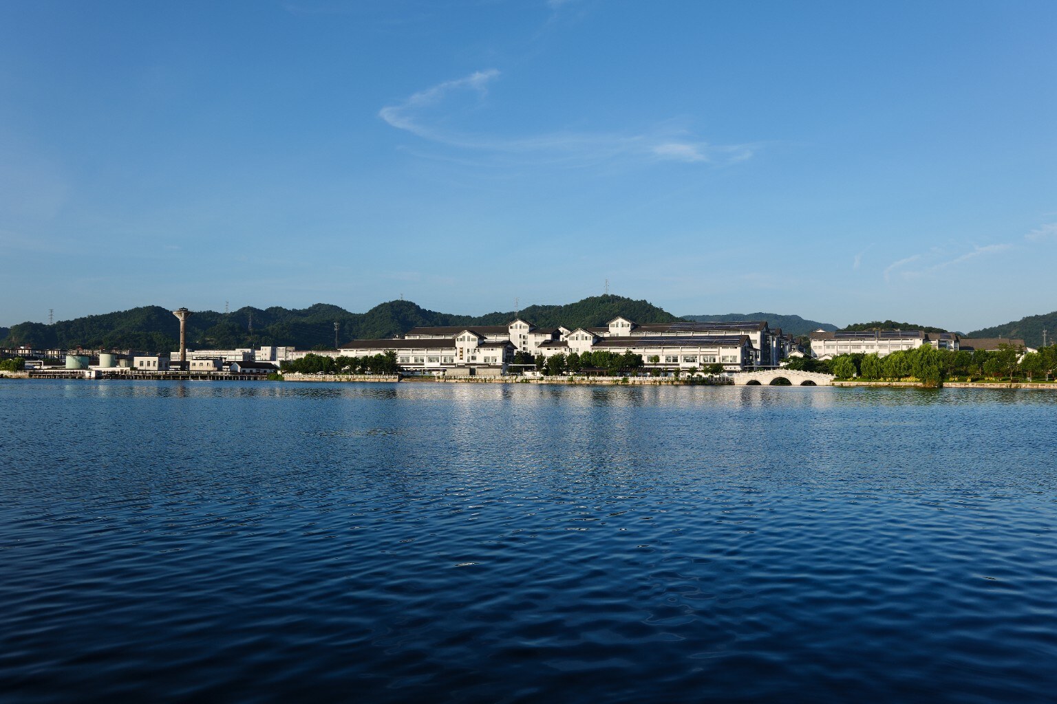 소흥 황주의 수원인 감호 전경